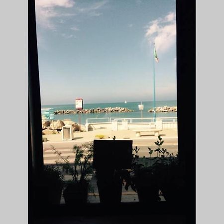 Appartamento Bilocale Fronte Mare Marina Di Pisa Esterno foto
